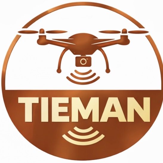 Logo van Tieman met een drone en golven die technologie en luchtfotografie uitstralen.